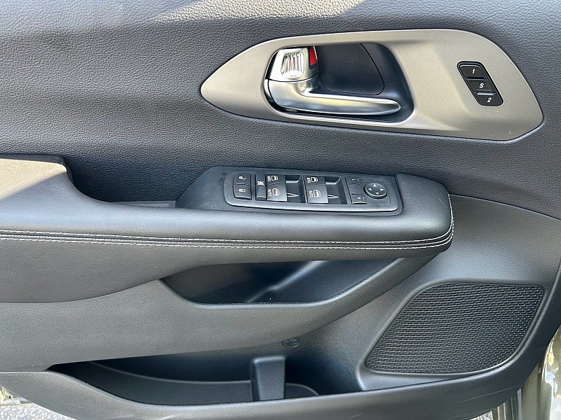 2027 Chrysler Pacifica PACIFICA SELECT AWD