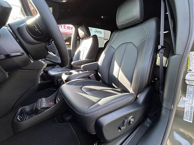 2027 Chrysler Pacifica PACIFICA SELECT AWD