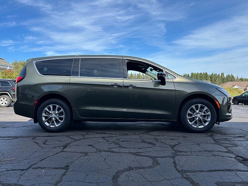 2027 Chrysler Pacifica PACIFICA SELECT AWD